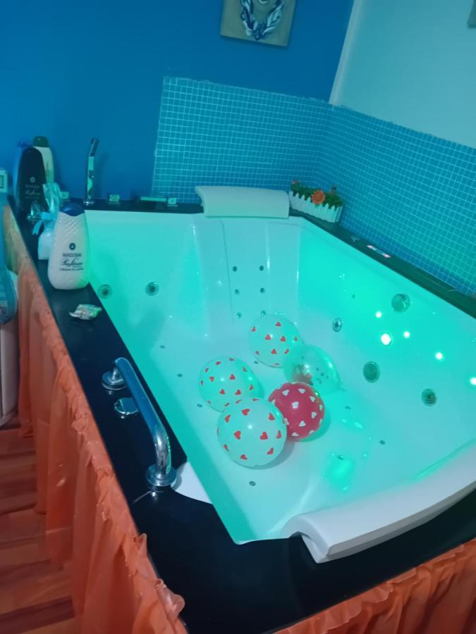 La Boutique Sul Mare Apartment Мондело Екстериор снимка